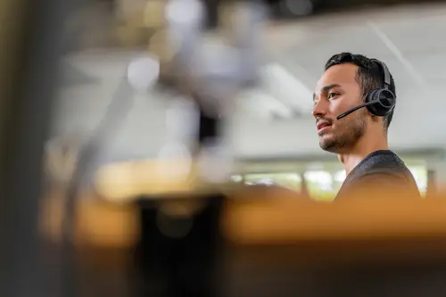 Auriculares Voyager 4310 UC monaural + adaptador BT700 USB-A + base de carga - Imagen 4