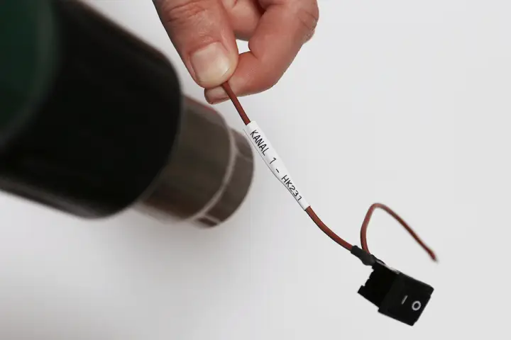 HSE-211E cinta para impresora de etiquetas Negro sobre blanco