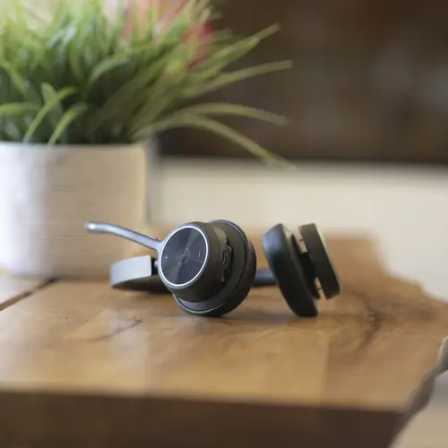 Auriculares Voyager 4320 USB-C + adaptador BT700 + soporte de carga - Imagen 5