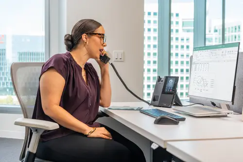 Teléfono multimedia empresarial CCX 505 para Microsoft Teams y habilitado para alimentación a través de Ethernet (PoE) - Imagen 4