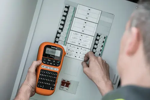 PTE110VPYP1 impresora de etiquetas 180 x 180 DPI 20 mm/s TZe QWERTY - Imagen 3