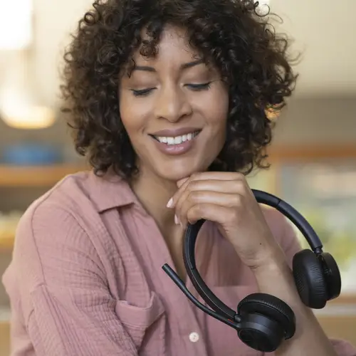 Auriculares Voyager 4320 USB-C + adaptador BT700 + soporte de carga - Imagen 4