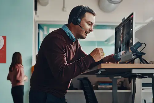 Auriculares Voyager Focus 2 USB-C-C + adaptador USB-C/A - Imagen 2