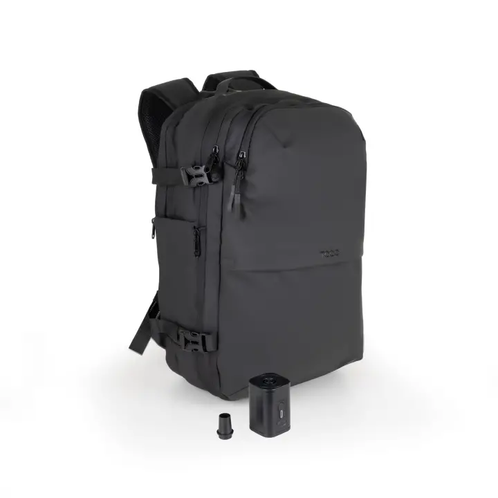 Mochila de viaje con sistema de compresión al vacío y bomba de aire
