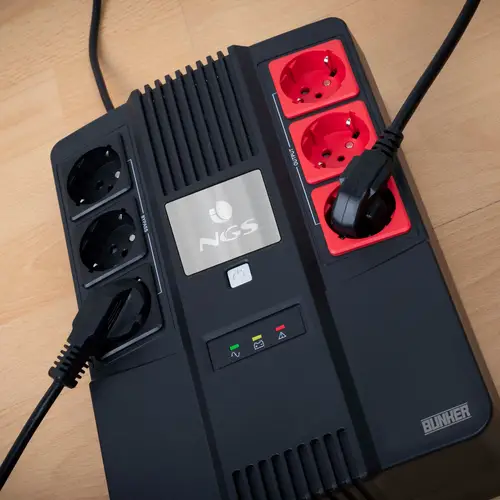 Fortress Bunker En espera (Fuera de línea) o Standby (Offline) 0,6 kVA 350 W 6 salidas AC - Imagen 3