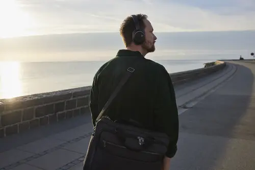 Auriculares Voyager Surround 80 UC USB-C + Adaptador USB-C/A - Imagen 2