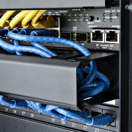 Panel Canaleta 1U de Gestión de Cables para Rack de Conductos Horizontales con Tapa - Conducto de Cables para Rack de Servidores - Organizador/Gestor de Cables para Rack - Imagen 6